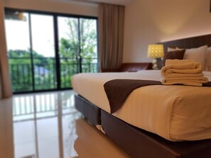 Desk, free WiFi, bed sheets - The Harmony Ville (Phitsanulok)