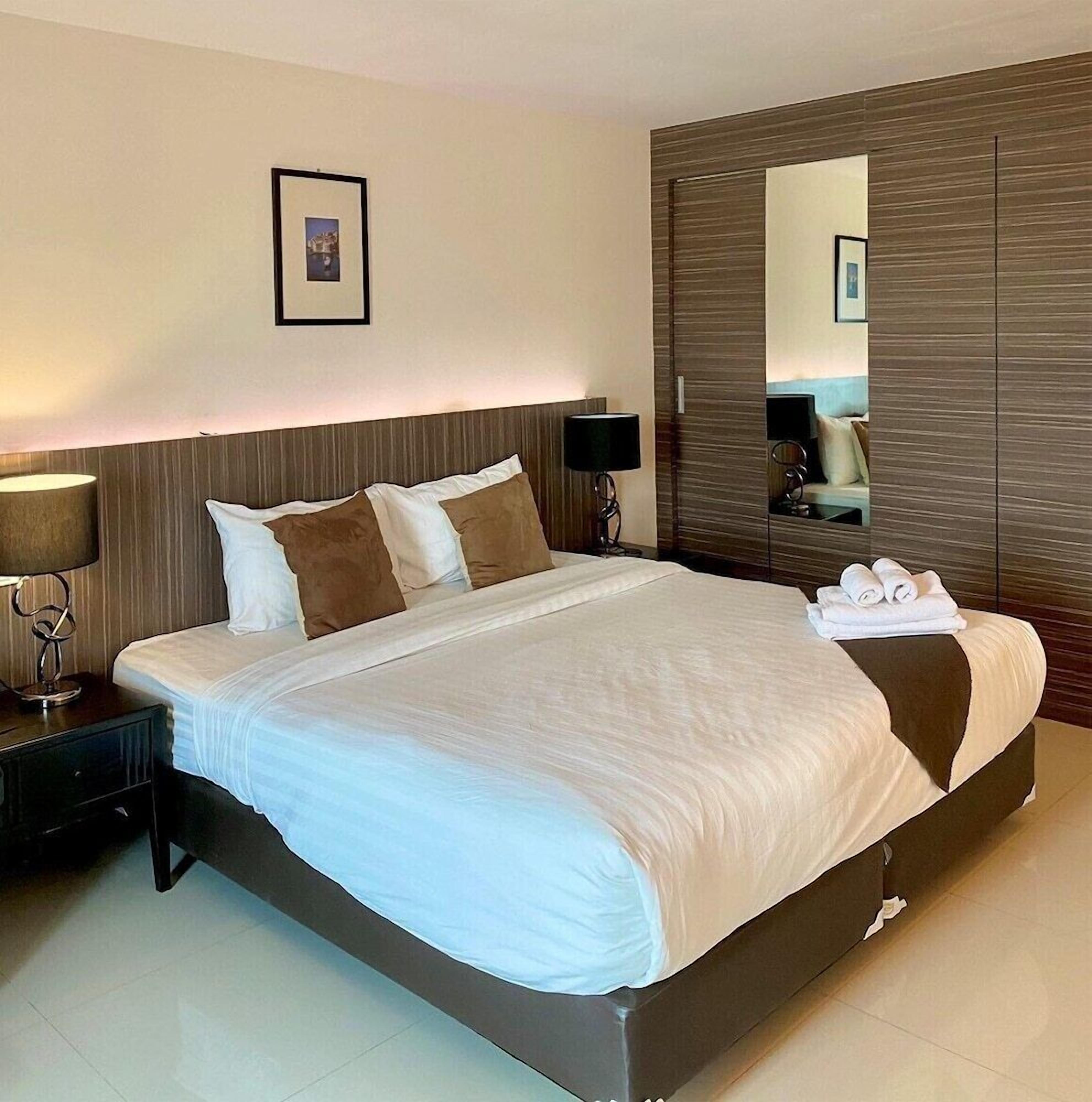 Desk, free WiFi, bed sheets
