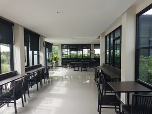 包含每日当地美食早餐