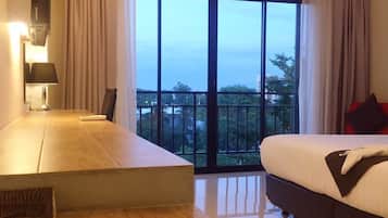 Deluxe Double Room with Bathtub | 書桌、免費 Wi-Fi、床單