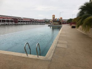 Utomhuspool och solstolar