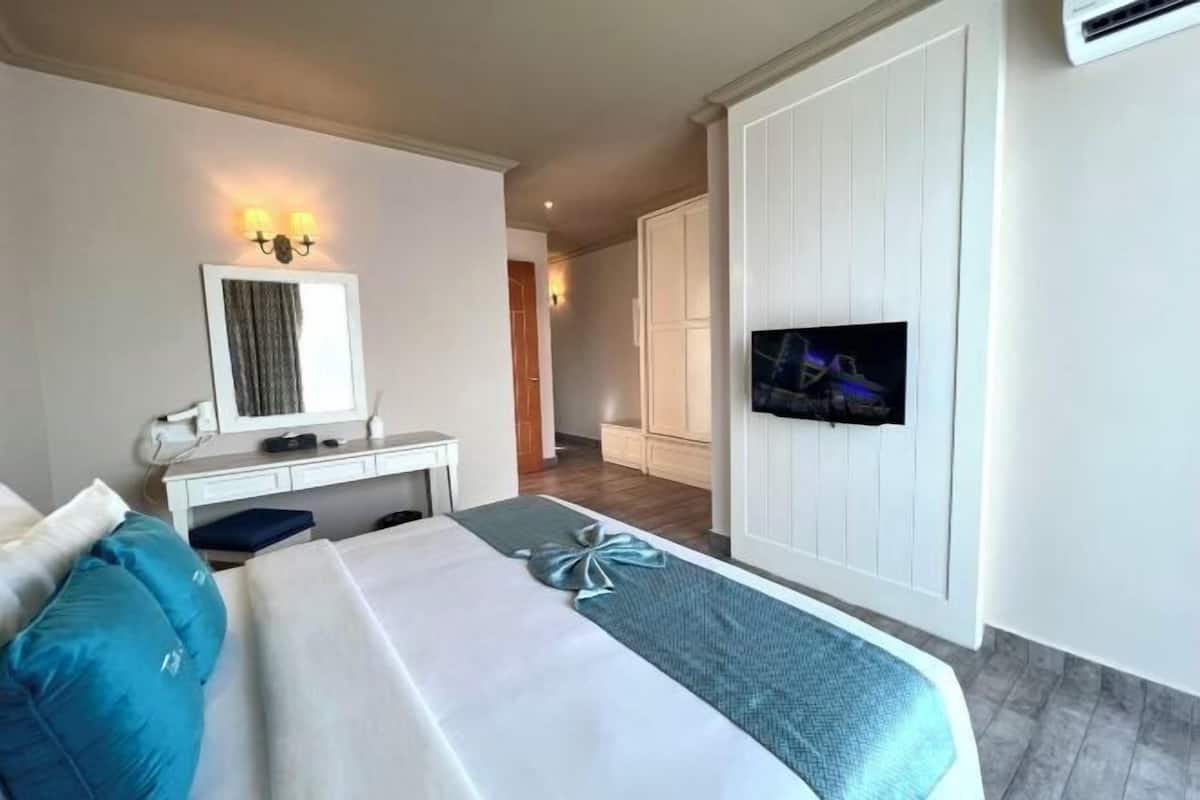 1 slaapkamer, een minibar, een bureau, een strijkplank/strijkijzer