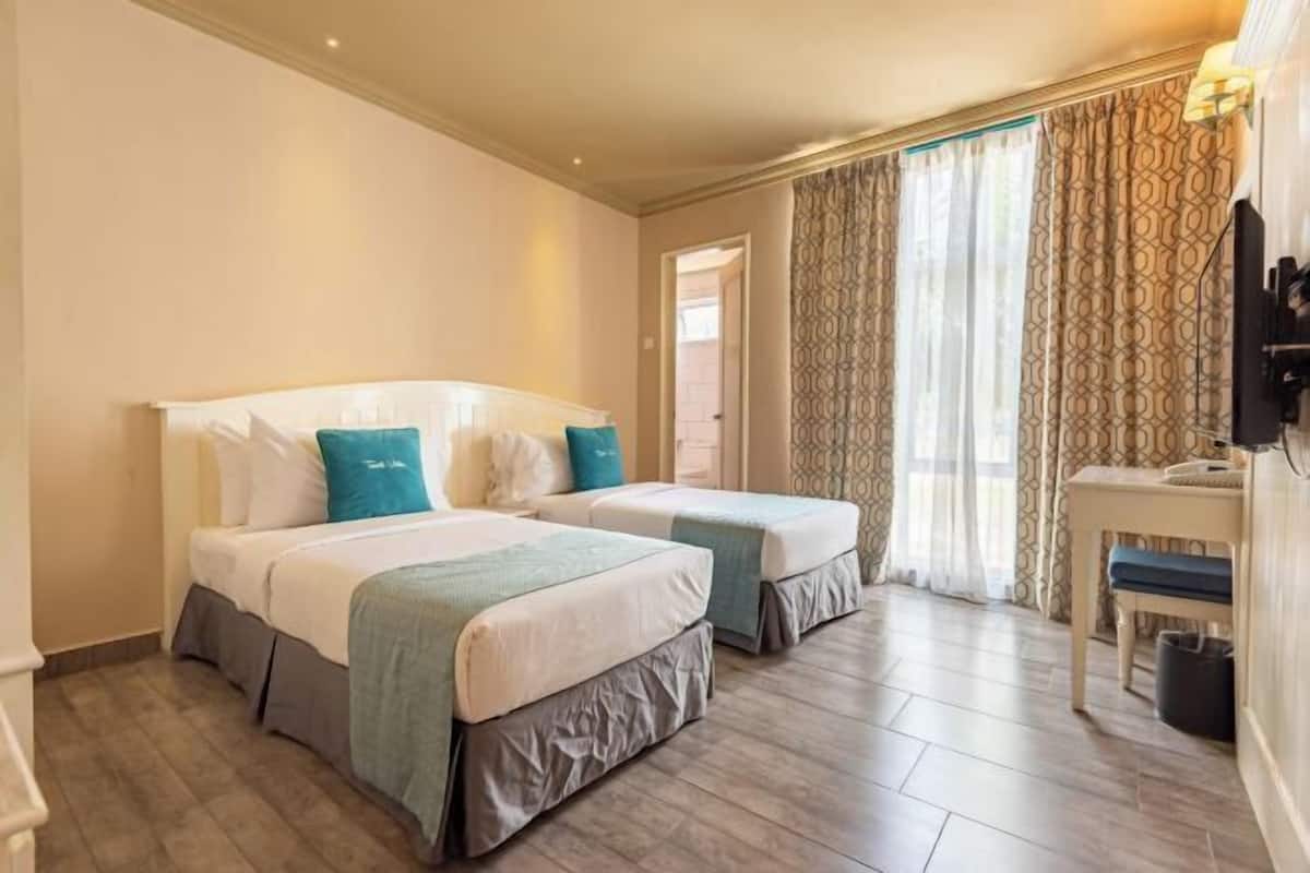 1 slaapkamer, een minibar, een bureau, een strijkplank/strijkijzer