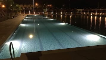 Kolam renang terbuka, kerusi lepak pantai