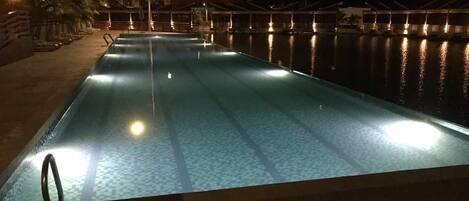 Ulkouima-allas, aurinkotuoleja