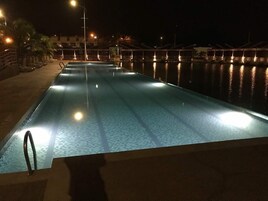 室外游泳池，日光浴躺椅