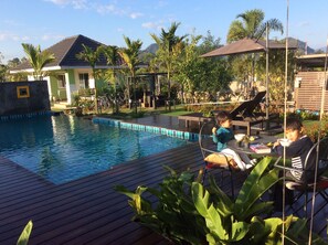 Outdoor pool, sun loungers - Na Na Doo Homestay (Chiang Rai)