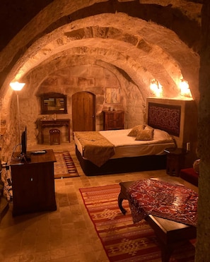 Deluxe Double Room, 1 Queen Bed (Hodul) | Premium bedding, minibar, individually decorated, desk - Monte Cappa Cave House (Ürgüp)