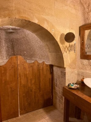 Deluxe Double Room, 1 Queen Bed (Hodul) | Bathroom | Shower, free toiletries, hair dryer, slippers - Monte Cappa Cave House (Ürgüp)