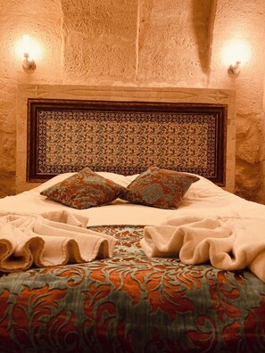Junior Suite (Kermil) | Premium bedding, minibar, individually decorated, desk - Monte Cappa Cave House (Ürgüp)