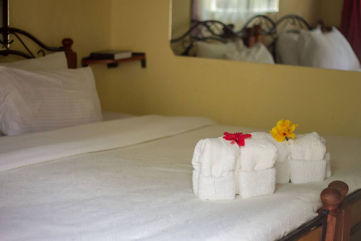 Premium bedding, desk, iron/ironing board, free WiFi