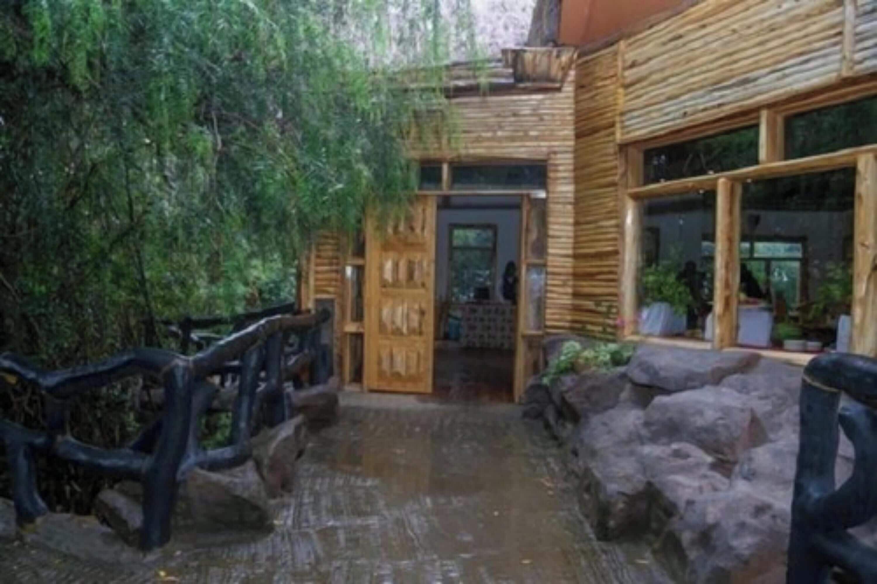 Premium bedding, desk, iron/ironing board, free WiFi