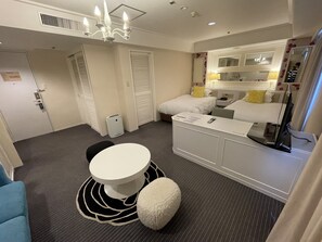 FamilieTwin kamer | Een kluis op de kamer, een bureau, een strijkplank/strijkijzer