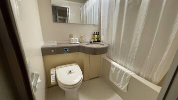 Combined shower/bathtub, free toiletries, hair dryer, slippers