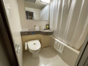 Ensemble douche/baignoire, articles de toilette gratuits, sèche-cheveux