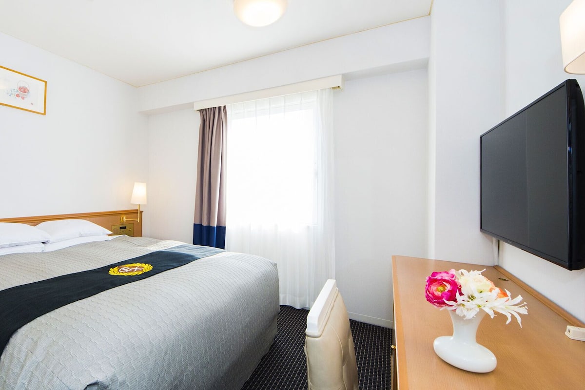 In-room safe, desk, iron/ironing board (on request), WiFi (free)