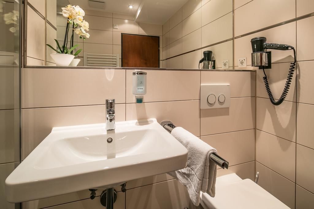 comfort double room | bathroom | shower, rainfall showerhead, free toiletries, hair dryer