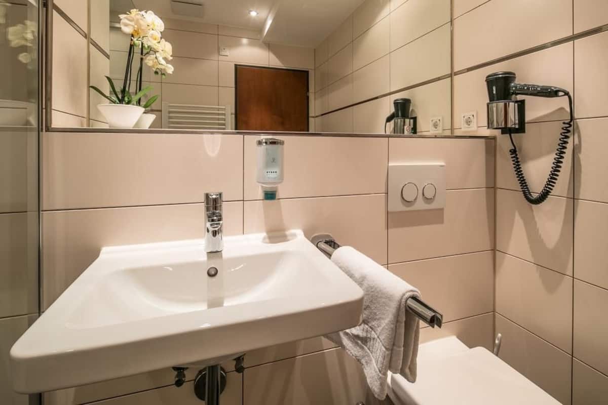 comfort double room | bathroom | shower, rainfall showerhead, free toiletries, hair dryer