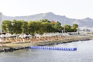Private beach, sun loungers, beach umbrellas, beach towels - Kairaba Bodrum Princess & SPA (Bodrum)