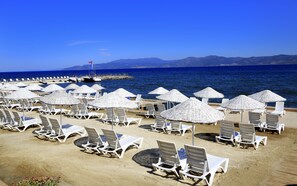 Privat strand, solsenger, parasoller og 2 strandbarer