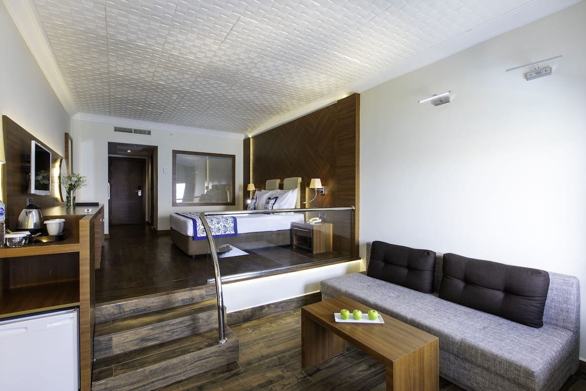 Junior Suite, Sea View | Minibar, in-room safe, desk, bed sheets