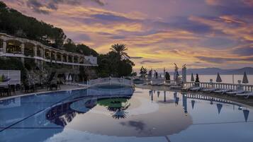 Indoor pool, 2 outdoor pools, pool umbrellas, pool loungers