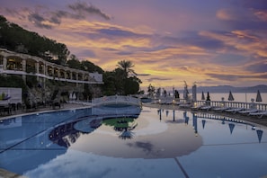 Indoor pool, 2 outdoor pools, pool umbrellas, pool loungers