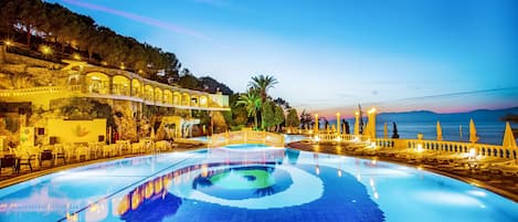 Alberca techada, 2 albercas al aire libre y sombrillas en la alberca