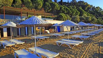 Plage privée, chaises longues, parasols, 2 bars de plage