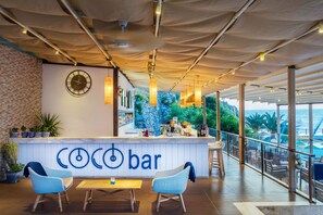 5 barer/lounger, 2 strandbarer, bar ved poolen
