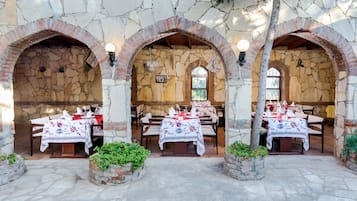 5 间餐厅,供应早餐、午餐和晚餐,意大利菜