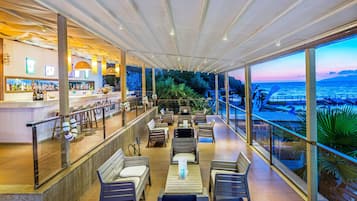 5 bares/lounges, 2 bares na praia, bar ao lado da piscina