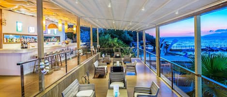 5 bares, 2 bares en la playa, bar junto a la piscina