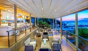 5 bar/lounge, 2 bar pantai dan bar tepi kolam renang