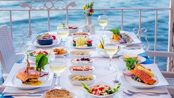 5 restaurants; breakfast, lunch, and dinner served
