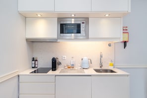Departamento superior, 1 habitación | Cocina privada | Refrigerador, microondas, parrilla de estufa y cafetera y tetera