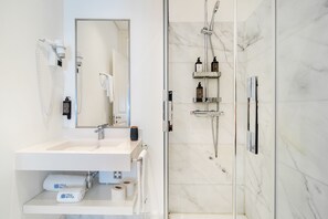 Deluxe-Studio | Badezimmer | Dusche, kostenlose Toilettenartikel, Haartrockner, Handtücher