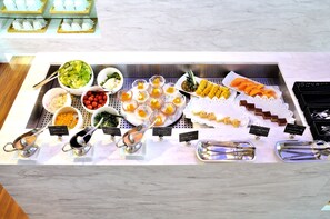 A buffet with various food items and utensils. - Grand Park Hotel Panex Chiba (Chiba)