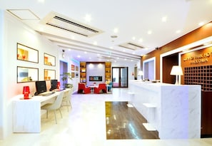 Lobby sitting area - Grand Park Hotel Panex Chiba (Chiba)