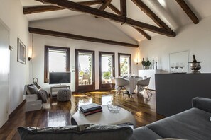 Deluxe-Apartment, 1 Schlafzimmer, Balkon | Wohnzimmer