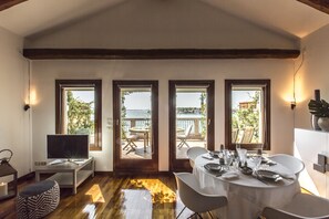 Appartamento Deluxe, 1 camera da letto, balcone | Soggiorno | TV a schermo piatto 40 pollici con canali digitali, TV