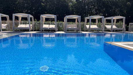 Außenpool, beheizter Pool, Liegestühle