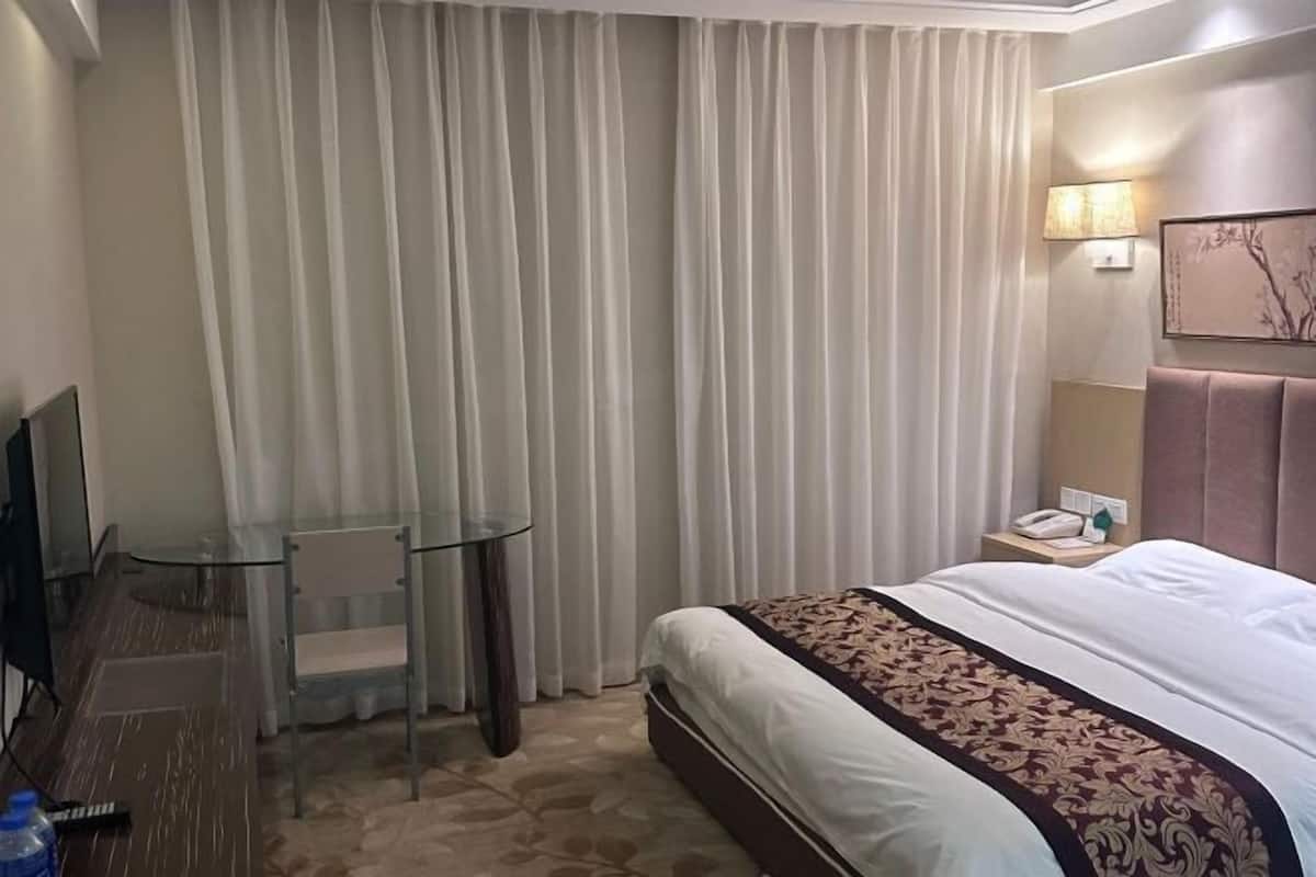 Minibar, brankas, meja kerja, dan tirai kedap cahaya
