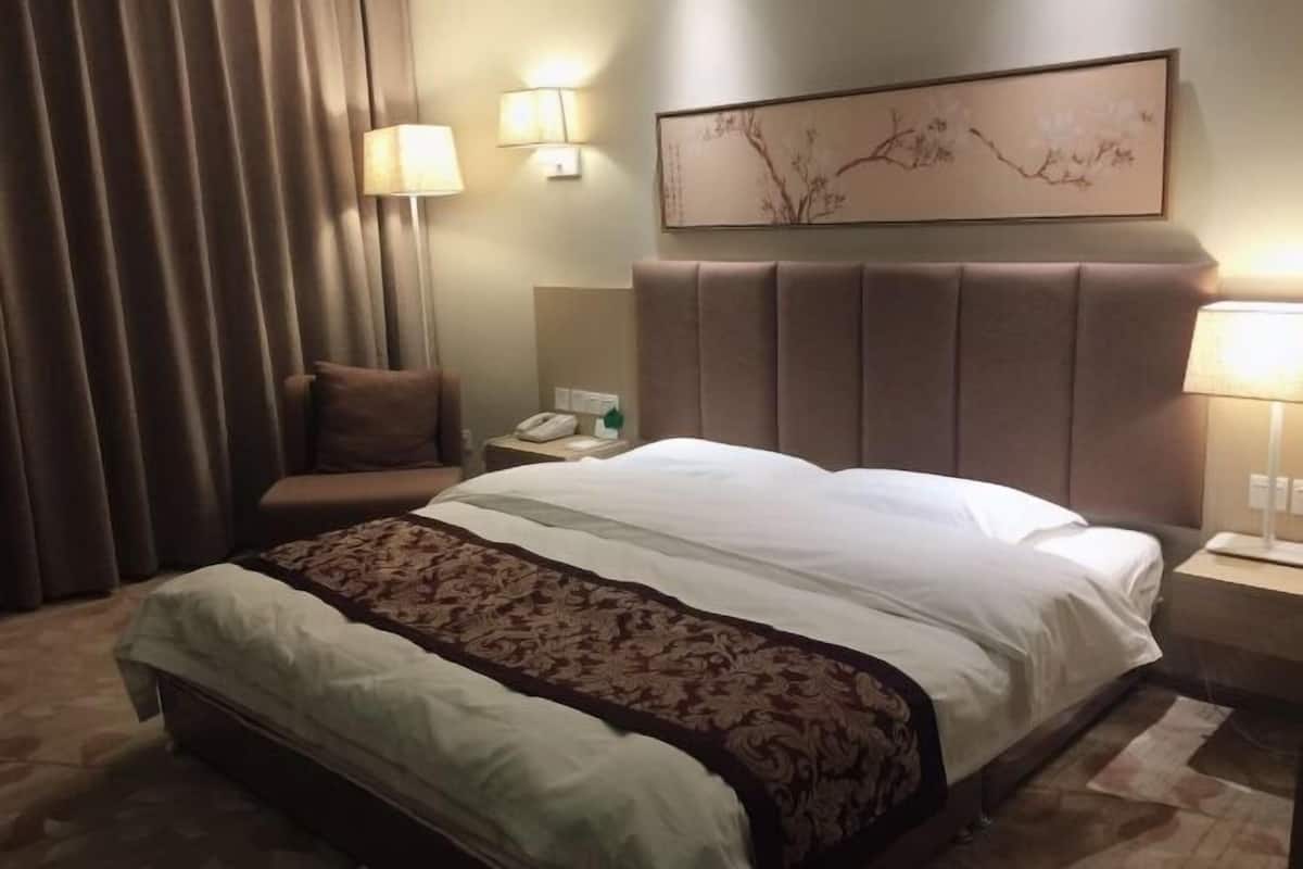 Minibar, brankas, meja kerja, dan tirai kedap cahaya