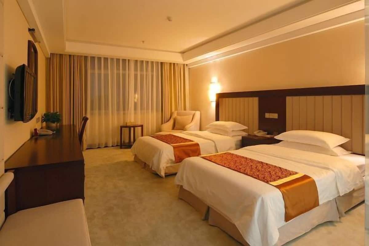 Minibar, brankas, meja kerja, dan tirai kedap cahaya