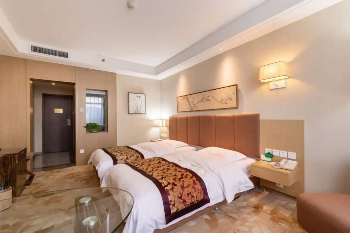 Minibar, brankas, meja kerja, dan tirai kedap cahaya