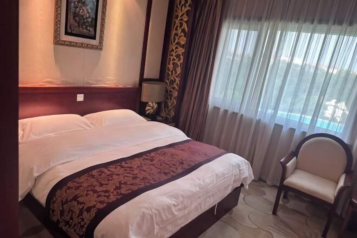 Minibar, brankas, meja kerja, dan tirai kedap cahaya