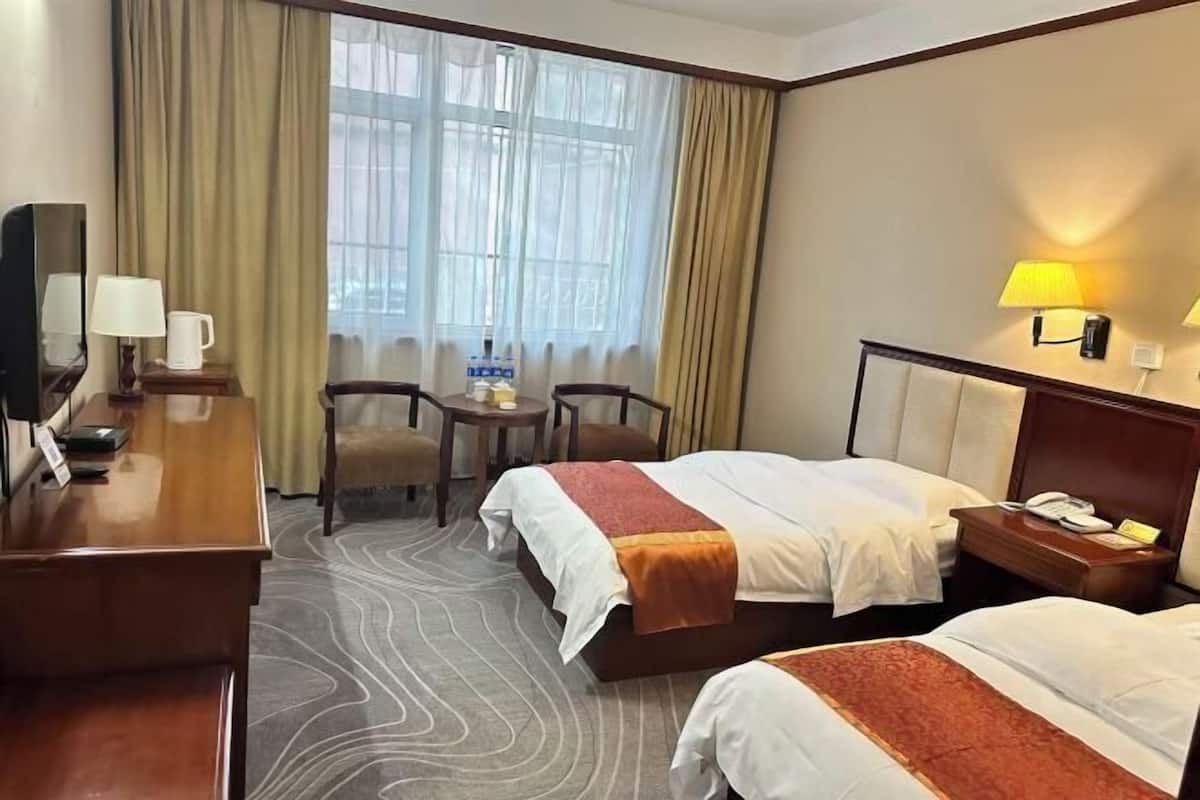Minibar, brankas, meja kerja, dan tirai kedap cahaya