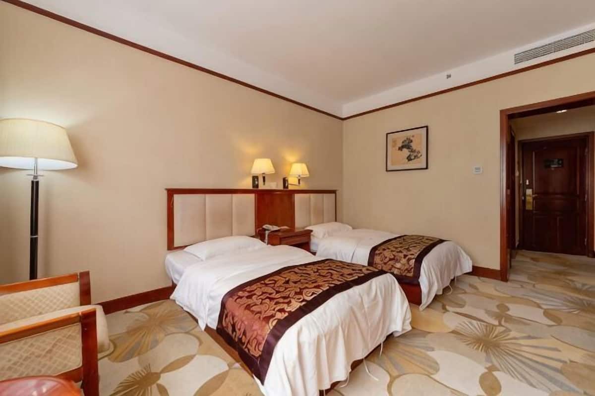 Minibar, brankas, meja kerja, dan tirai kedap cahaya