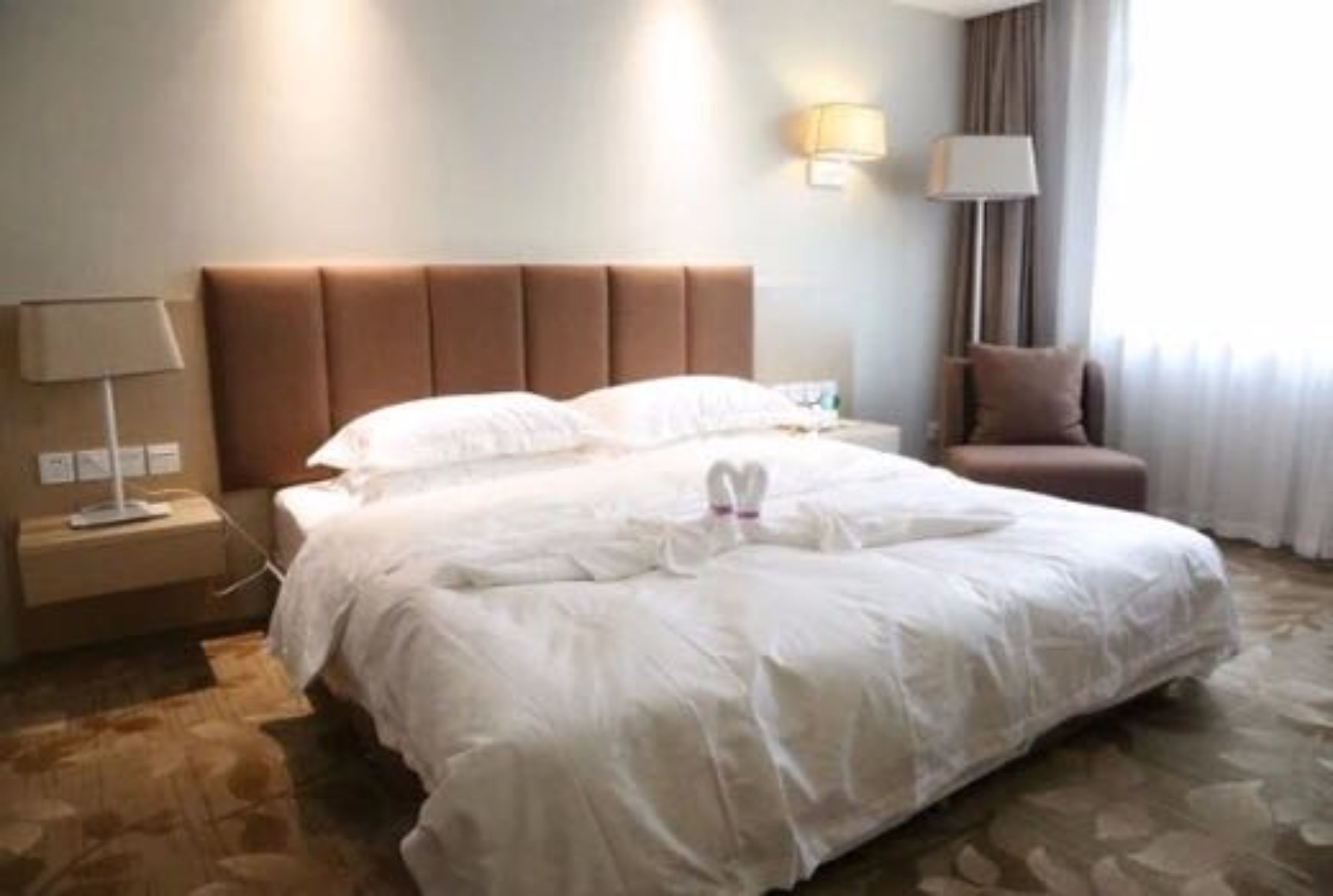 Standard Suite | Minibar, in-room safe, desk, blackout curtains